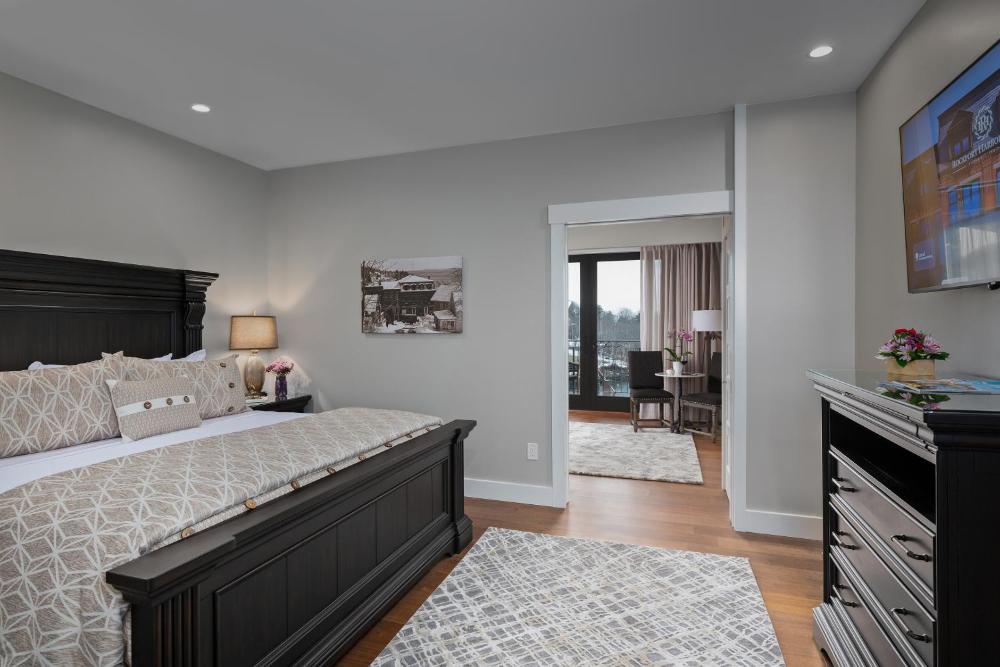 Shoreline Suite - King Bed interior